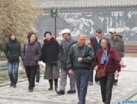 学校组织离退休老同志参观大兴中华民族文化园